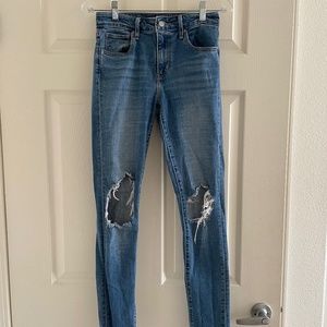 Levi’s ripped high rise skinny 26